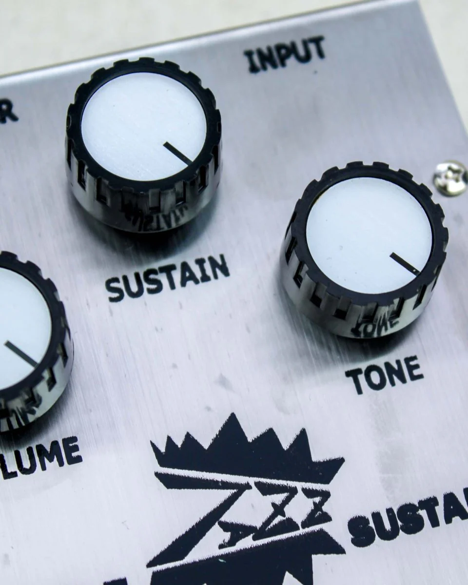 Roshi Pedals Elf Sustainer Fuzz FX Pedal [Used] - Image 4